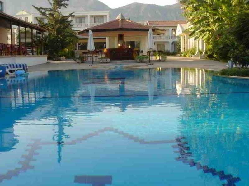 Club Z Hotell Kerýnia Eksteriør bilde